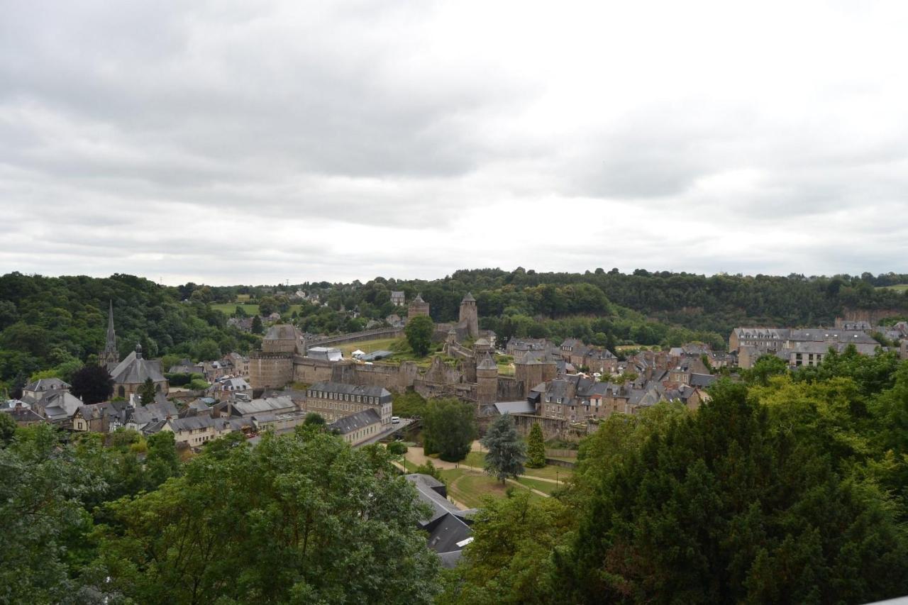 Mercier De Montigny - Les Chambres Du Beffroi - Spa Et Massage Fougères Kültér fotó
