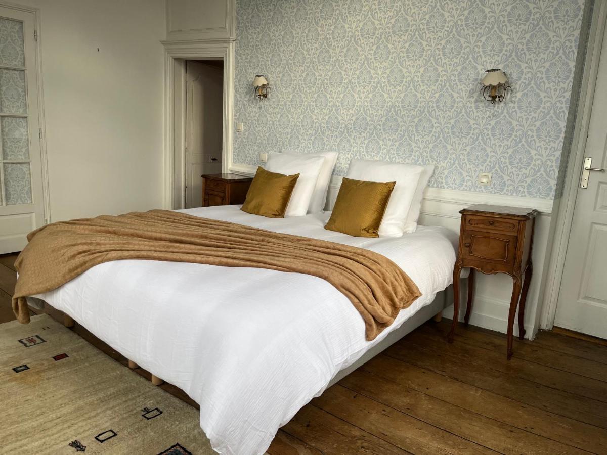 Mercier De Montigny - Les Chambres Du Beffroi - Spa Et Massage Fougères Kültér fotó
