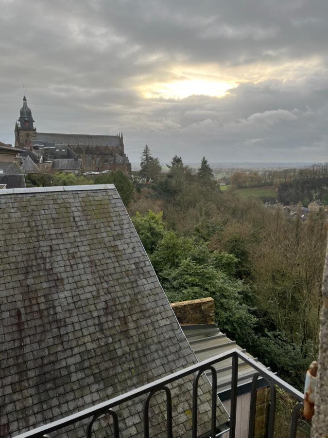 Mercier De Montigny - Les Chambres Du Beffroi - Spa Et Massage Fougères Kültér fotó