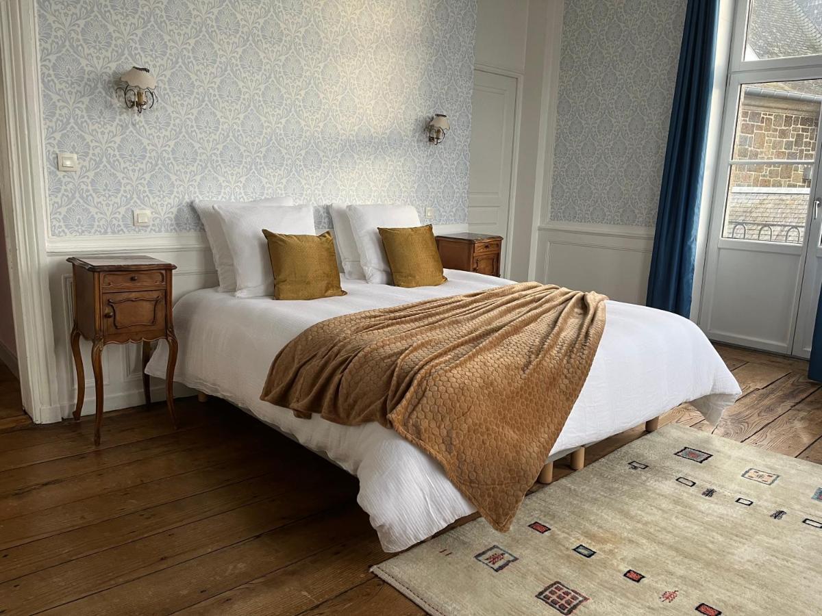 Mercier De Montigny - Les Chambres Du Beffroi - Spa Et Massage Fougères Kültér fotó