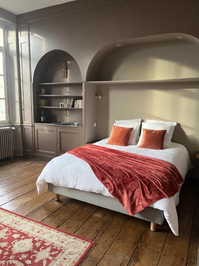 Mercier De Montigny - Les Chambres Du Beffroi - Spa Et Massage Fougères Kültér fotó