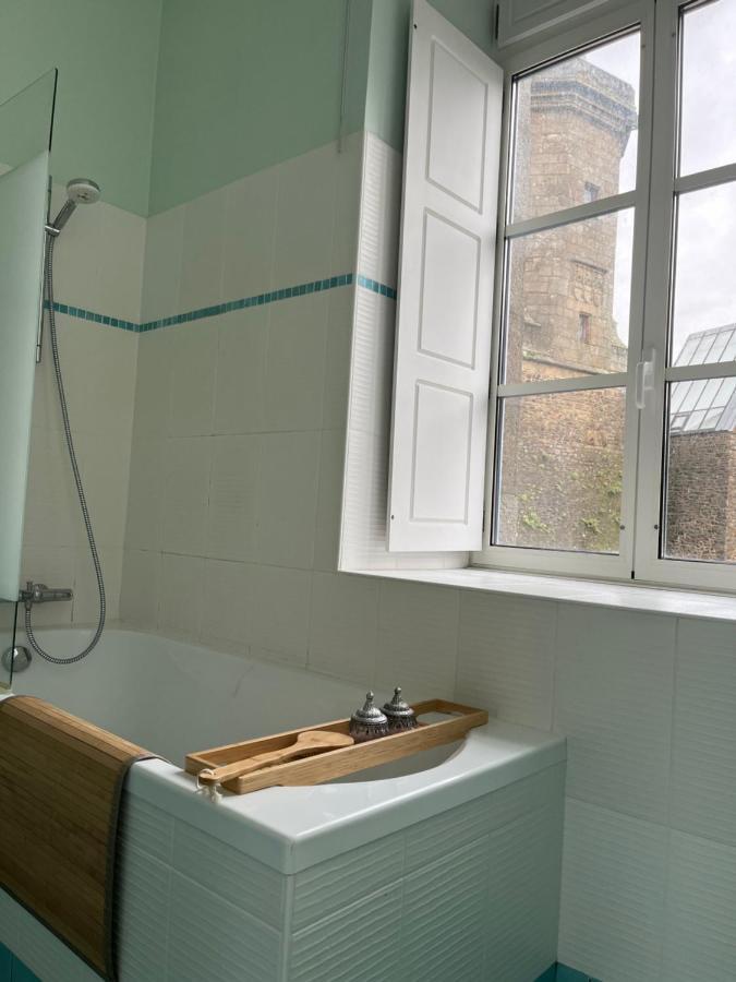 Mercier De Montigny - Les Chambres Du Beffroi - Spa Et Massage Fougères Kültér fotó