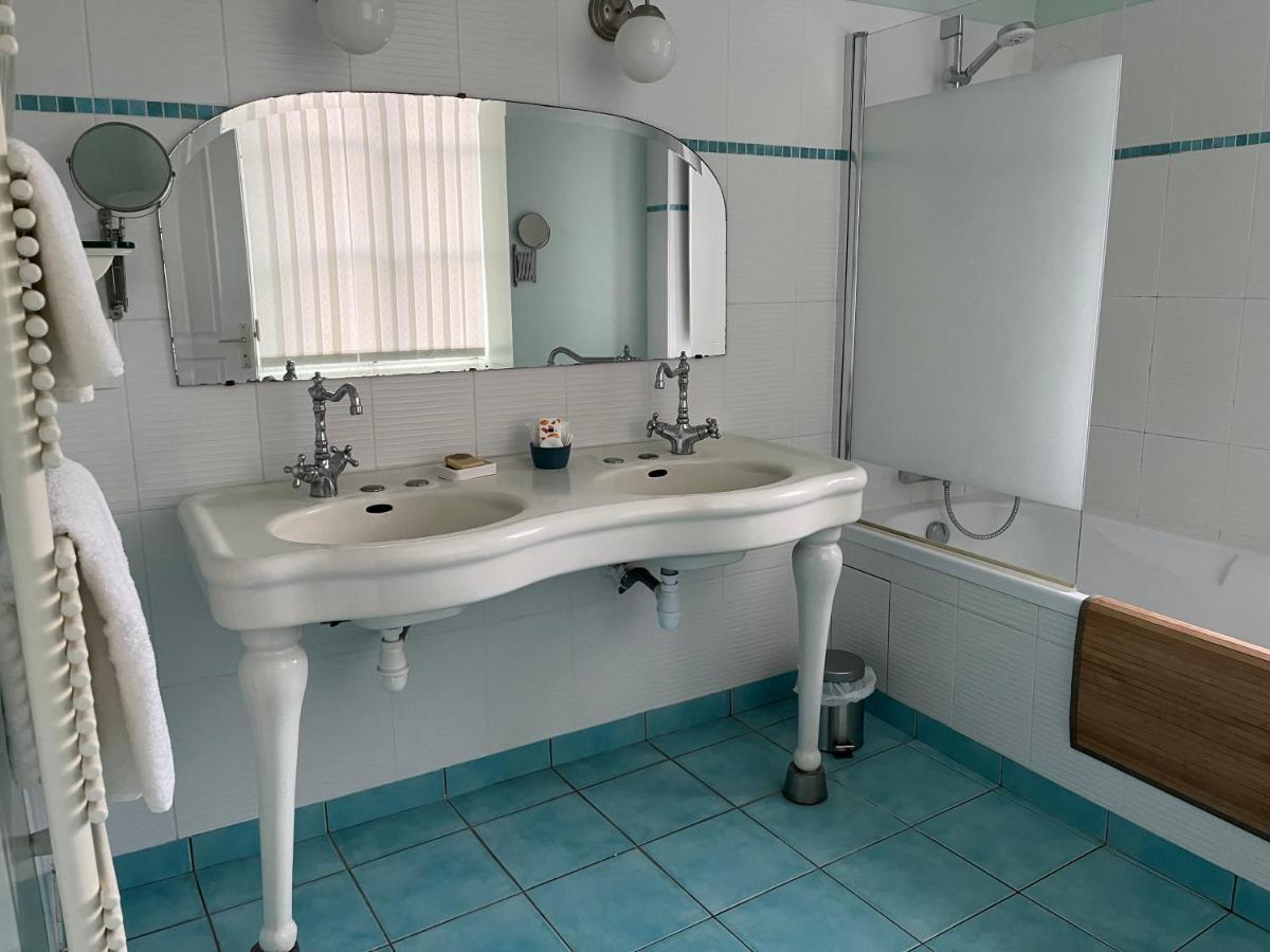 Mercier De Montigny - Les Chambres Du Beffroi - Spa Et Massage Fougères Kültér fotó