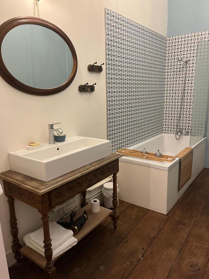 Mercier De Montigny - Les Chambres Du Beffroi - Spa Et Massage Fougères Kültér fotó