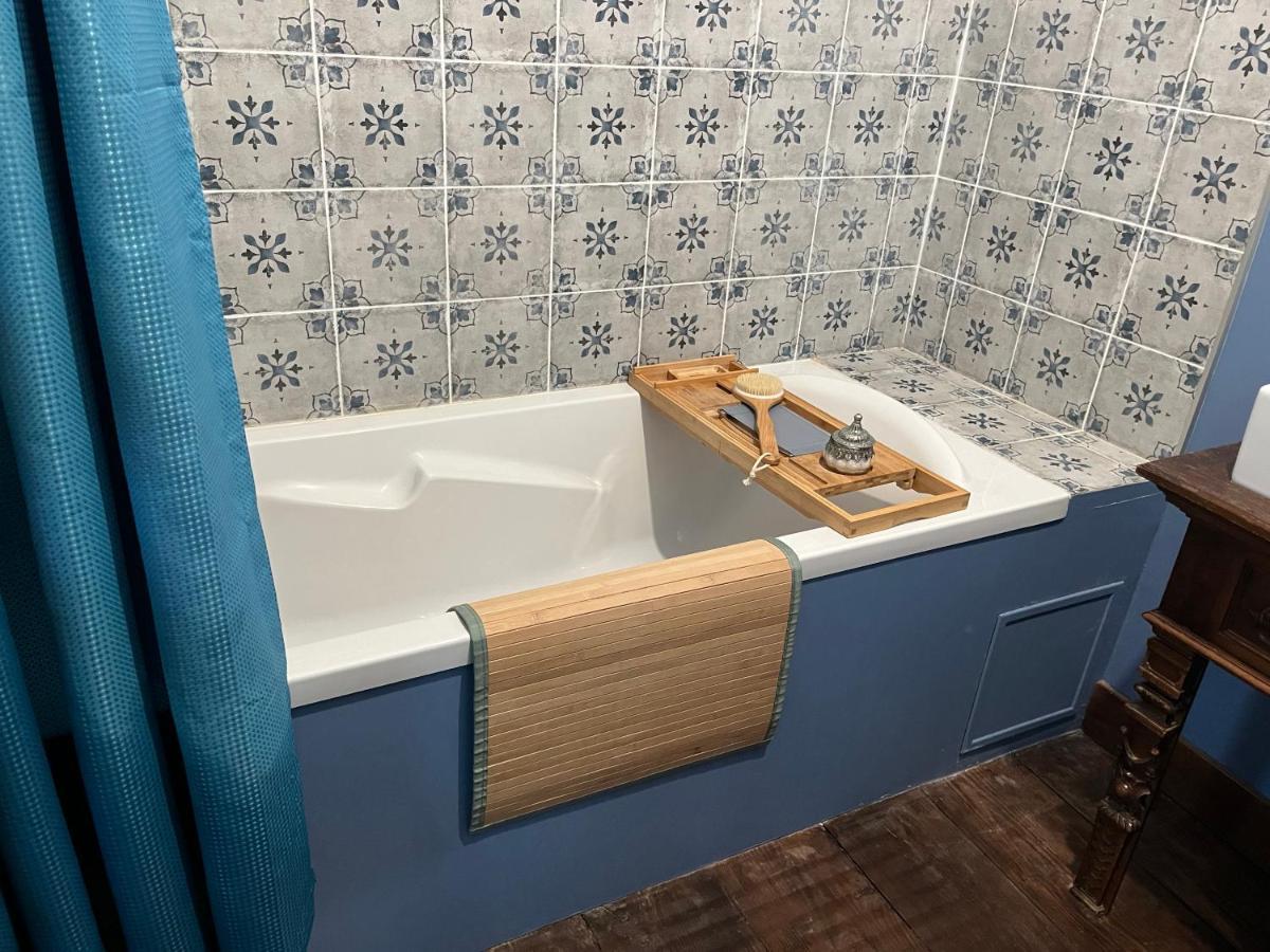 Mercier De Montigny - Les Chambres Du Beffroi - Spa Et Massage Fougères Kültér fotó