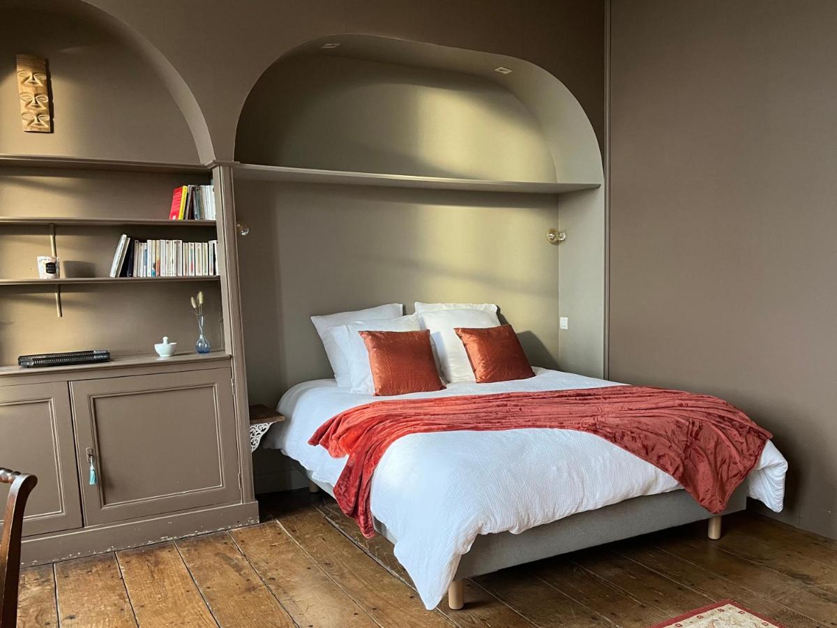 Mercier De Montigny - Les Chambres Du Beffroi - Spa Et Massage Fougères Kültér fotó
