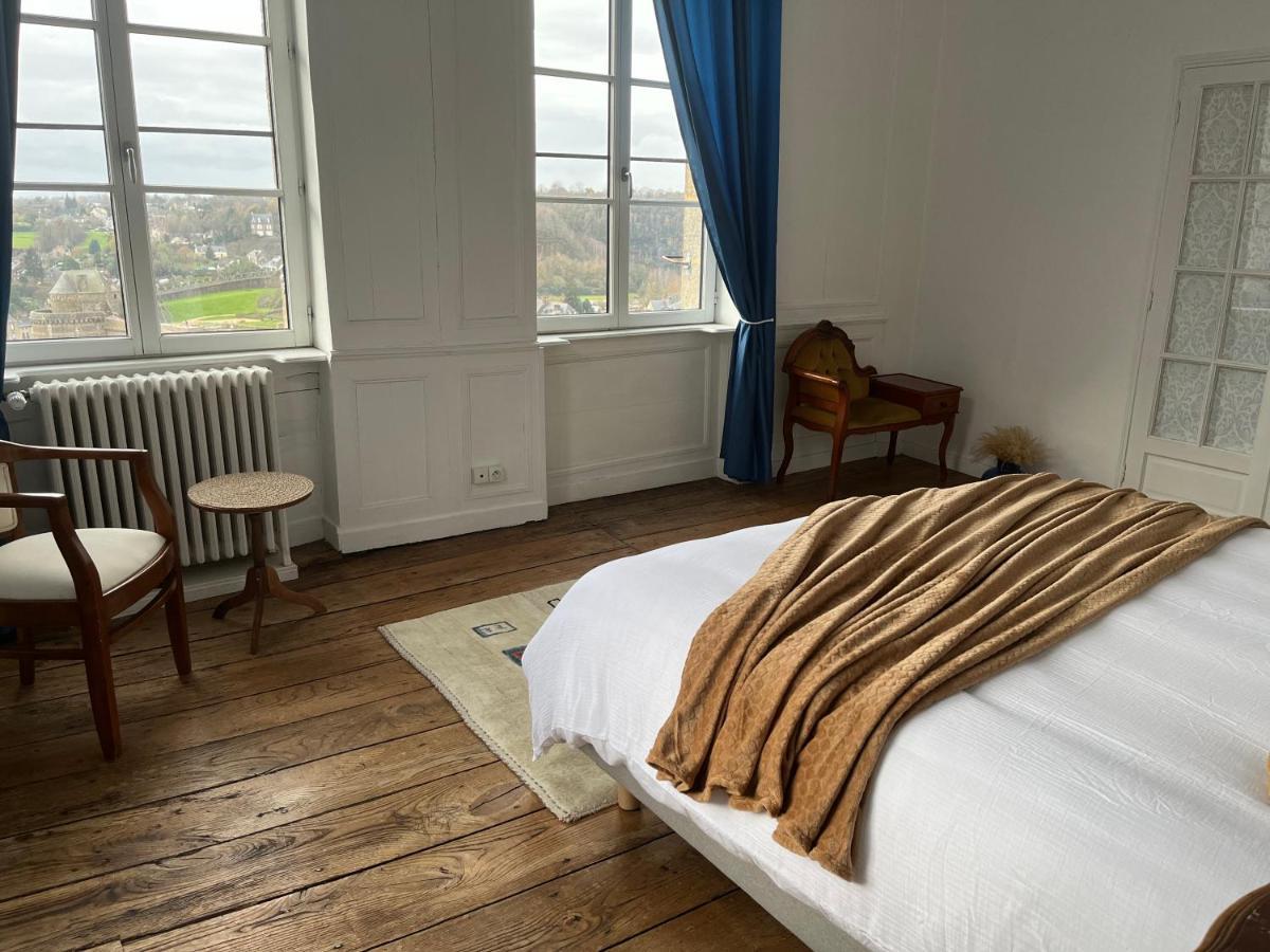 Mercier De Montigny - Les Chambres Du Beffroi - Spa Et Massage Fougères Kültér fotó