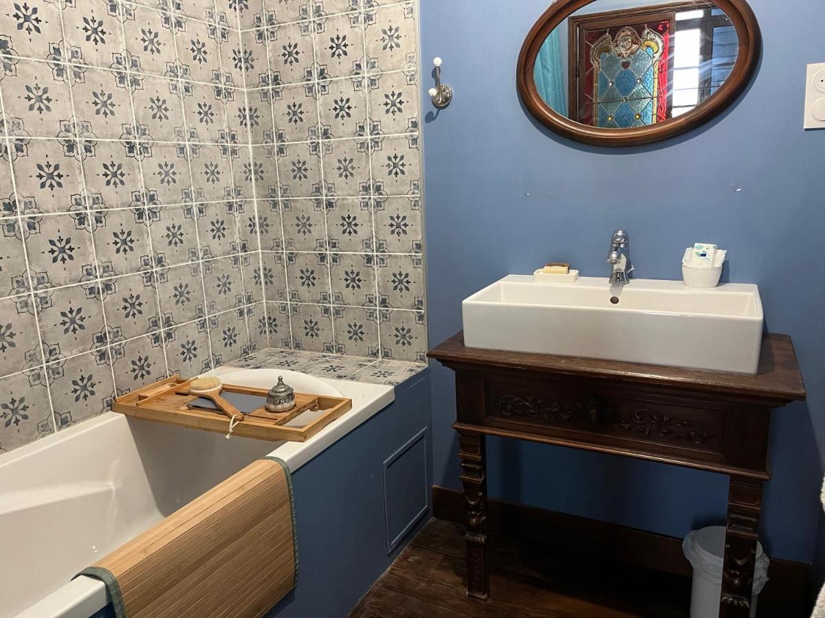 Mercier De Montigny - Les Chambres Du Beffroi - Spa Et Massage Fougères Kültér fotó