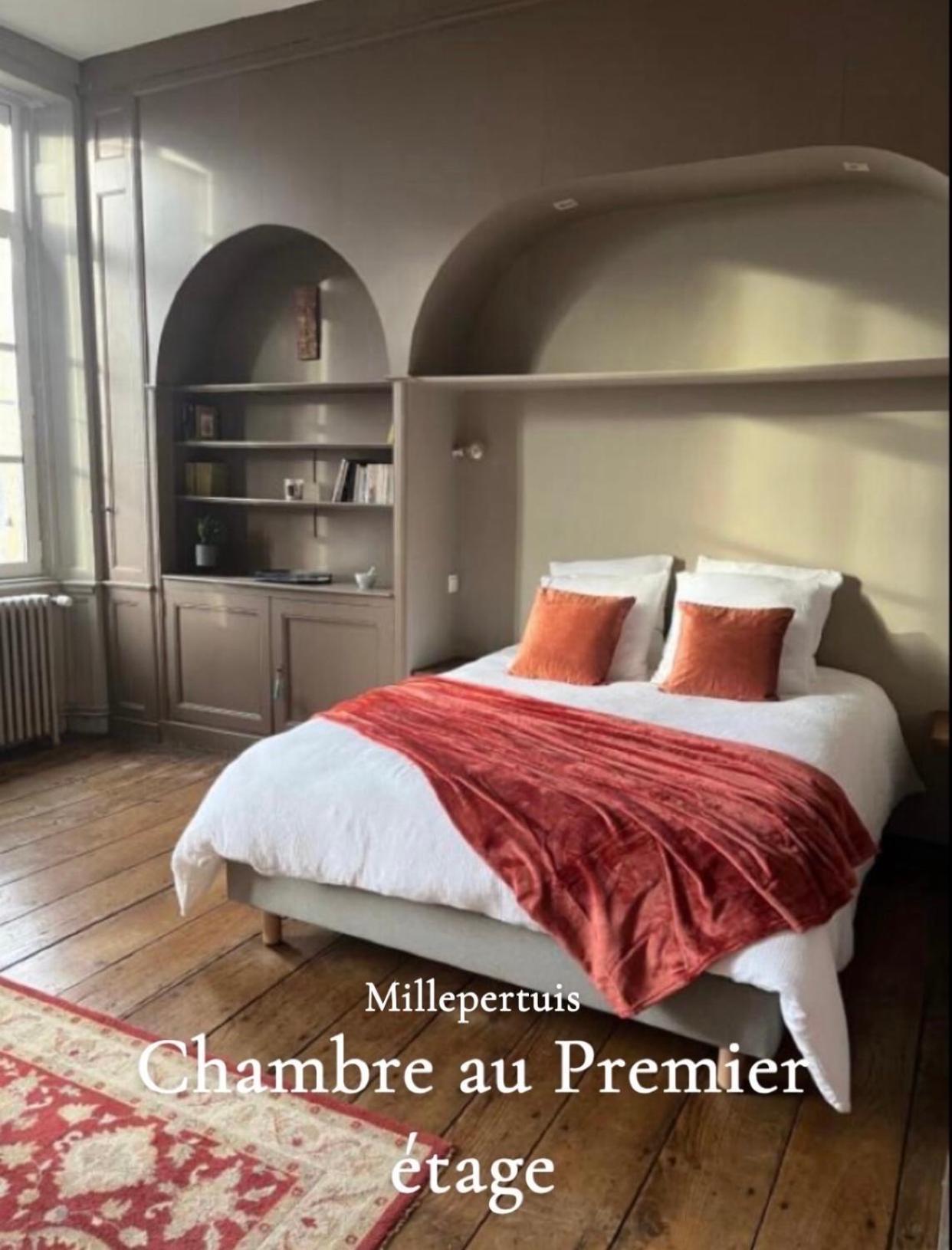 Mercier De Montigny - Les Chambres Du Beffroi - Spa Et Massage Fougères Kültér fotó